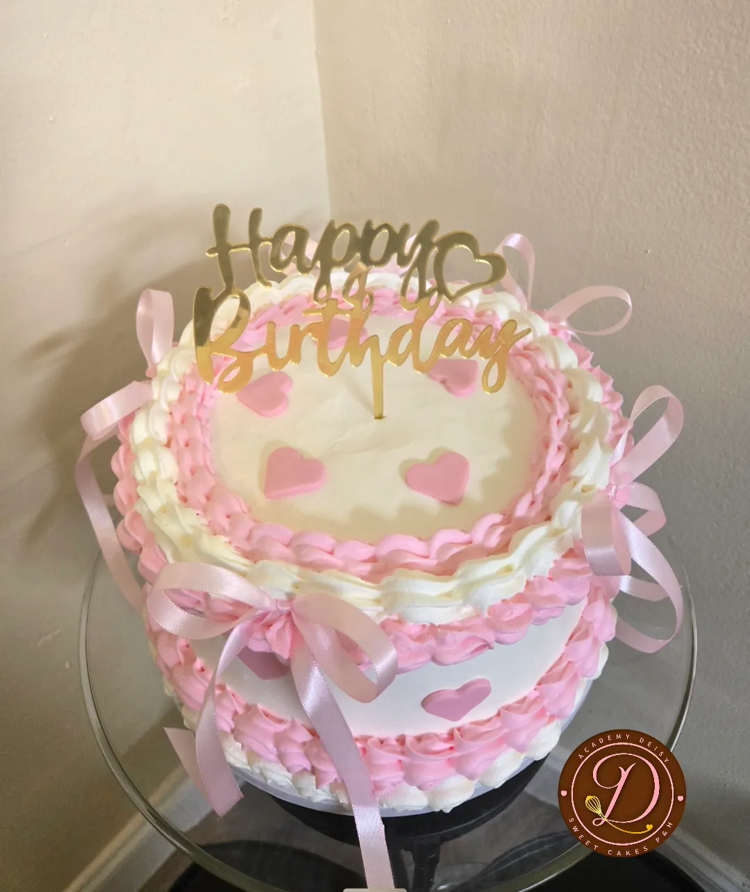 Cake rosa de Academy Deisy que acompaña el anuncio del próximo curso