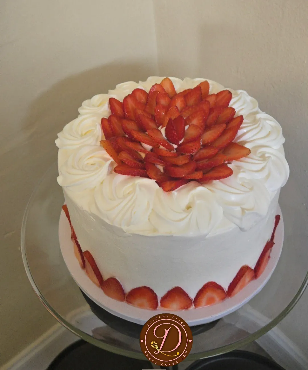 Cake de fresas con crema chantilly decorado con rosetones y fresas frescas