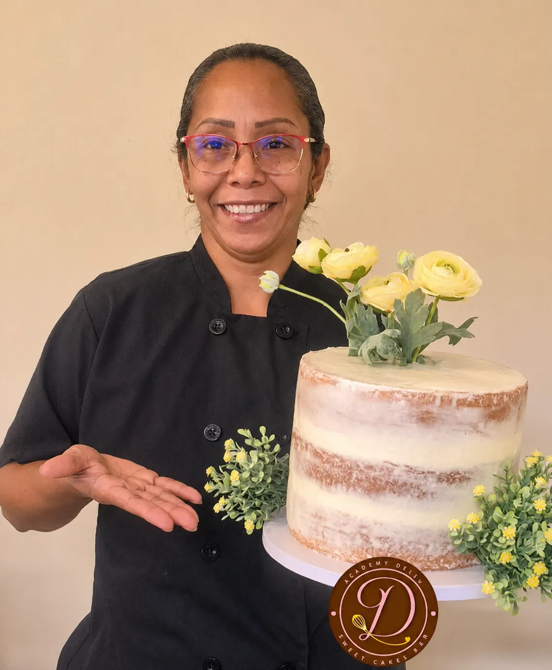 Deisy Molleja, chef repostera, presentando un cake decorado con flores